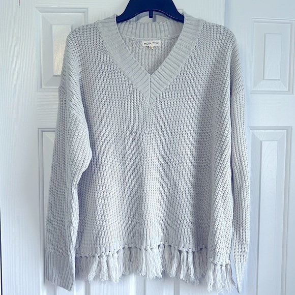 Main strip size L. Women’s. Gray.  EUC sweater. Boutique. - Picture 1 of 4